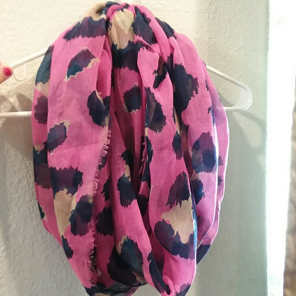 Great condition super soft leopard print scarf